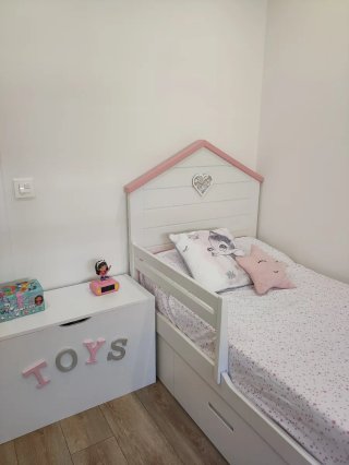 Baúl de juguetes de madera blanco y rosa