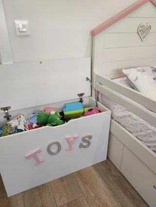 Baúl de juguetes de madera blanco y rosa