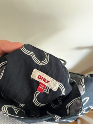 Falda negra con estampado de corazones