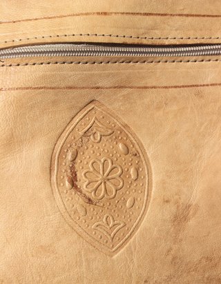 Puff marocchino in pelle con design etnico