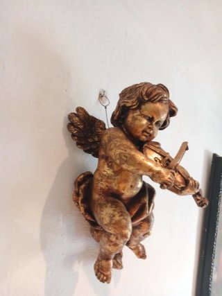 Ángel con violín dorado