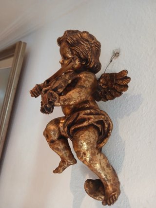 Ángel con violín dorado