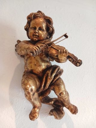 Ángel con violín dorado