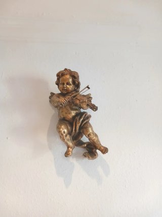 Ángel con violín dorado