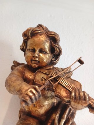 Ángel con violín dorado
