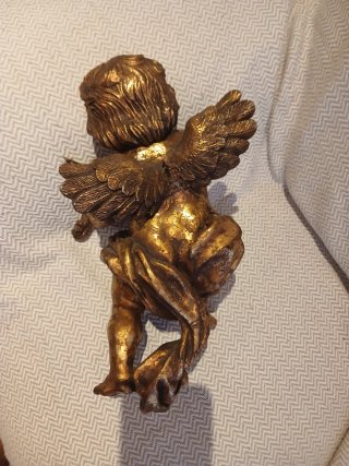 Ángel con violín dorado