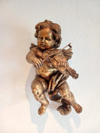 Ángel con violín dorado