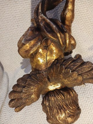 Ángel con violín dorado