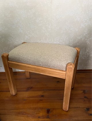 Sgabello vintage restaurato con design moderno
