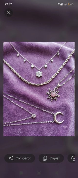 Collar plateado con colgantes de sol y luna