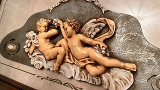 Cuadro de ángeles en madera y piedra en relieve