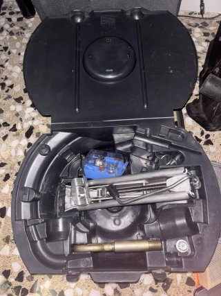 Llanta con neumático y caja herramientas