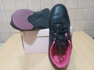 Scarpe da ginnastica nere con dettagli rosa