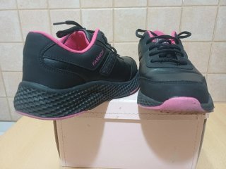 Scarpe da ginnastica nere con dettagli rosa