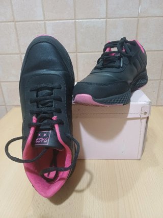 Scarpe da ginnastica nere con dettagli rosa
