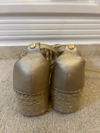 Sandalias doradas cuña trenzada