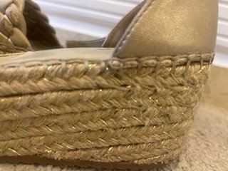 Sandalias doradas cuña trenzada