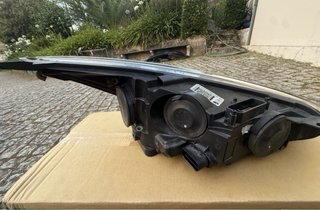 Farol LED Esquerdo Ford Focus 2016