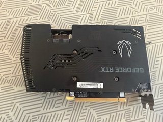 Tarjeta Gráfica Zotac GeForce RTX Blanca y negra