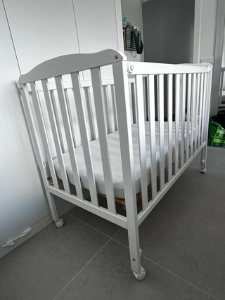 Cuna de bebé blanca