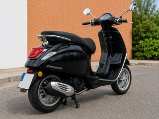 Vespa Primavera 125 Negra 2025