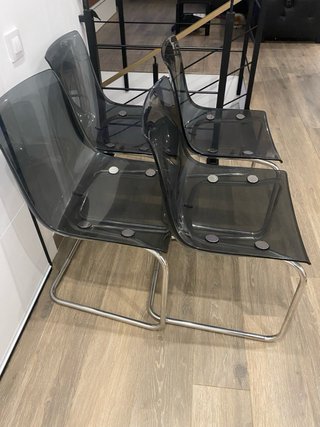 Quattro sedie moderne trasparenti e in metallo