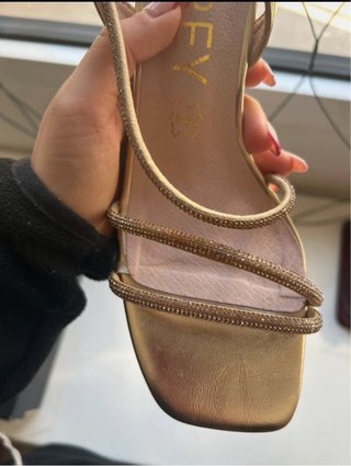 Sandalias Azarey tacón doradas con caja