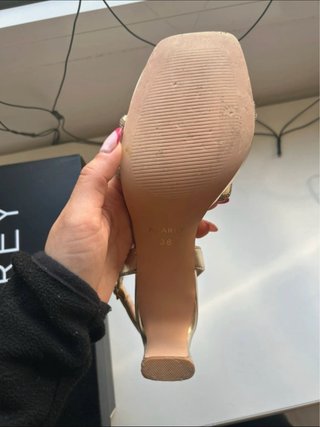 Sandalias Azarey tacón doradas con caja