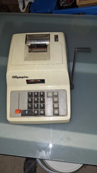 Máquina registradora Olimpia antigua