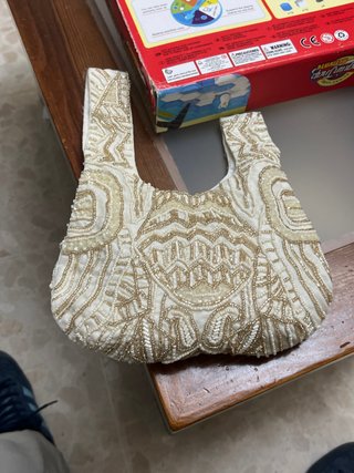 Bolso de mano blanco y dorado