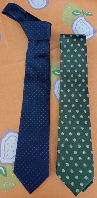 Corbatas azul y verde con puntos