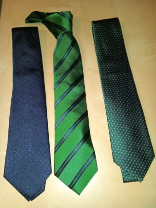 Corbatas azul y verde con puntos