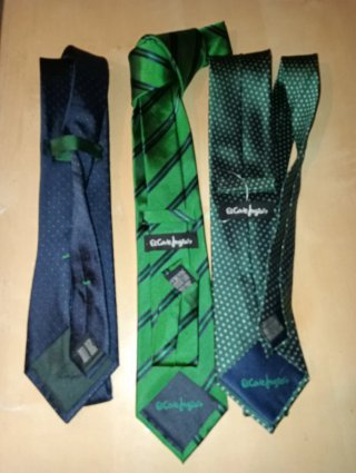 Corbatas azul y verde con puntos