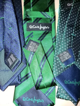 Corbatas azul y verde con puntos