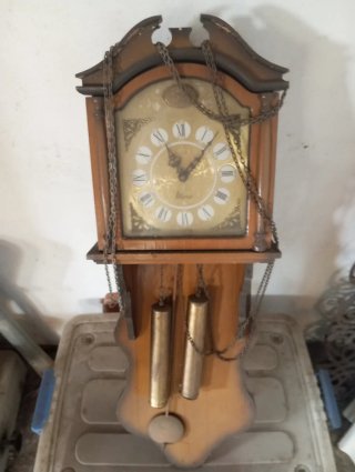 Reloj de cuco antiguo de madera