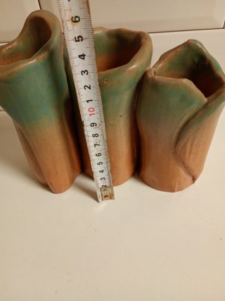 Jarrón de cerámica marrón y verde