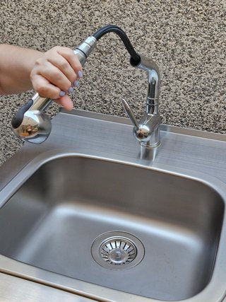 Fregadero exterior metálico con 2 estantes