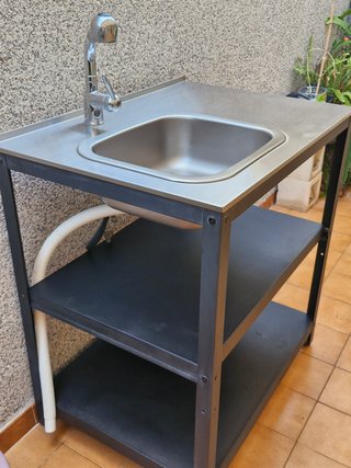 Fregadero exterior metálico con 2 estantes