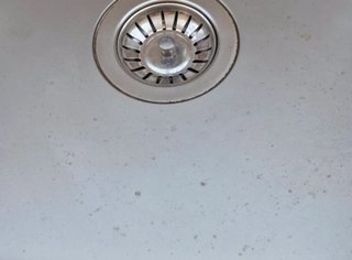 Fregadero exterior metálico con 2 estantes