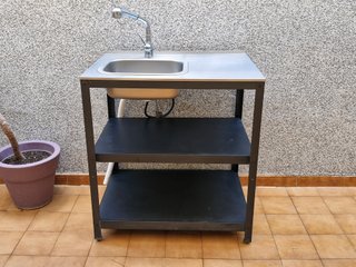 Fregadero exterior metálico con 2 estantes