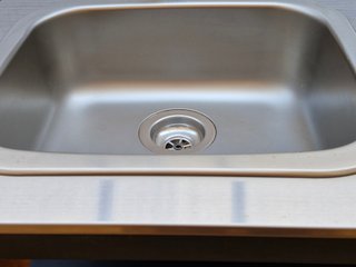 Fregadero exterior metálico con 2 estantes