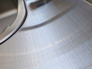 Fregadero exterior metálico con 2 estantes