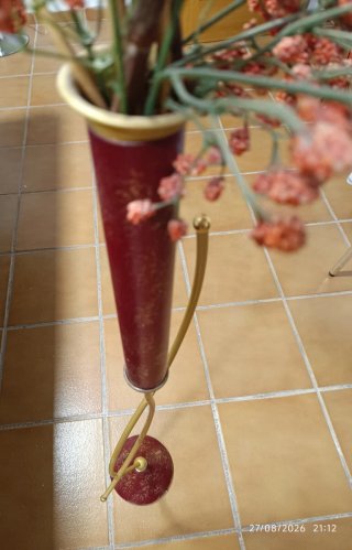 Florero de pie metal