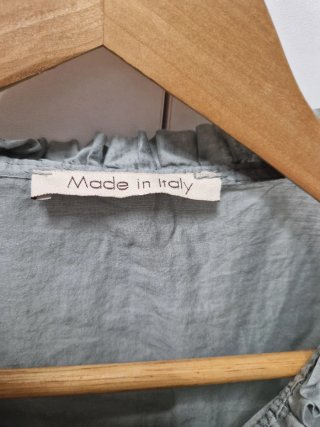 Blusa verde sin mangas con volantes