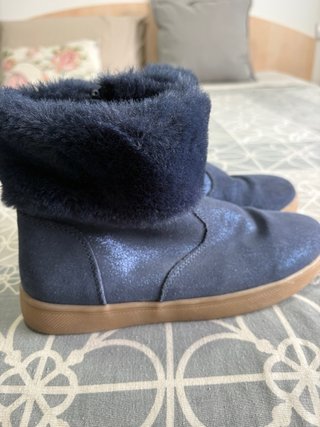 Botines niña azul con pelo Okaidi.