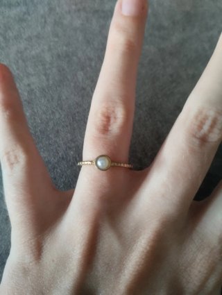 Anillo dorado con perla
