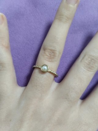 Anillo dorado con perla