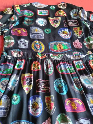 Vestido Desigual negro estampado parches