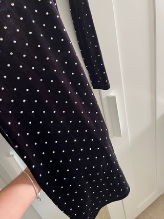 Vestido negro con lunares blancos