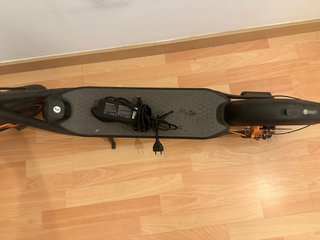 Patinete eléctrico con cargador